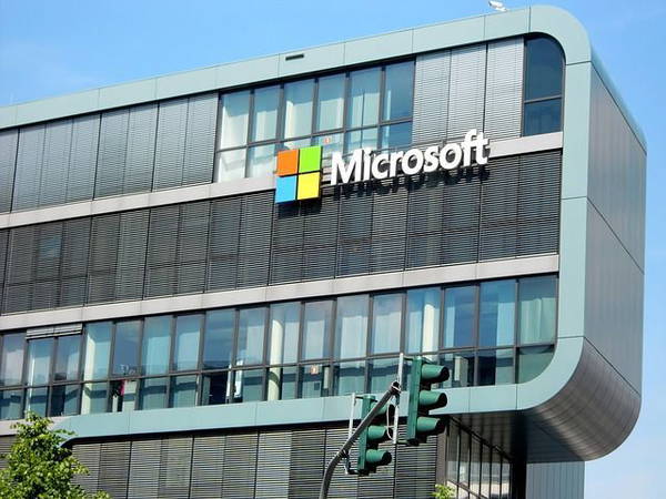 Microsoft investigating outages affecting Outlook, Teams