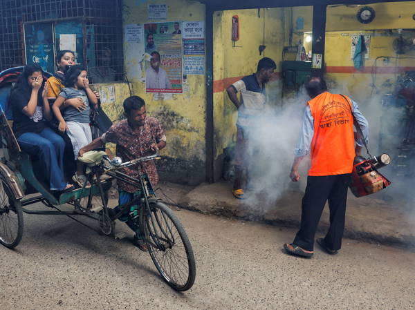 Bangladesh deaths from dengue cross 400 as outbreak worsens