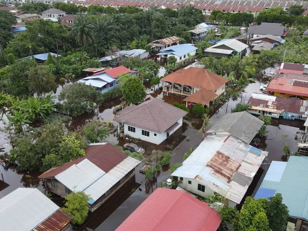 Floods wreak havoc in Malaysia, southern Thailand with over 30 killed, tens of thousands displaced