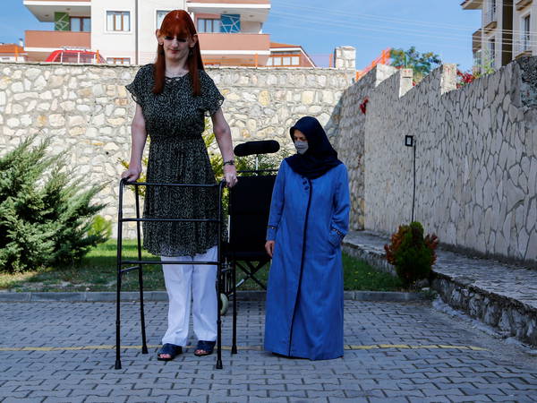 World’s tallest and shortest women meet in London for afternoon tea