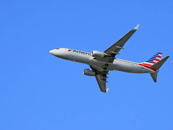 Passengers duct tape man who allegedly tried to open door during American Airlines flight to Texas