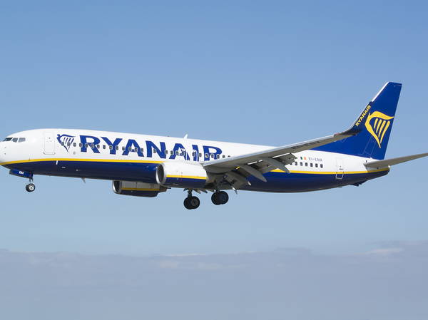 Ryanair sees profits dive after challenging summer