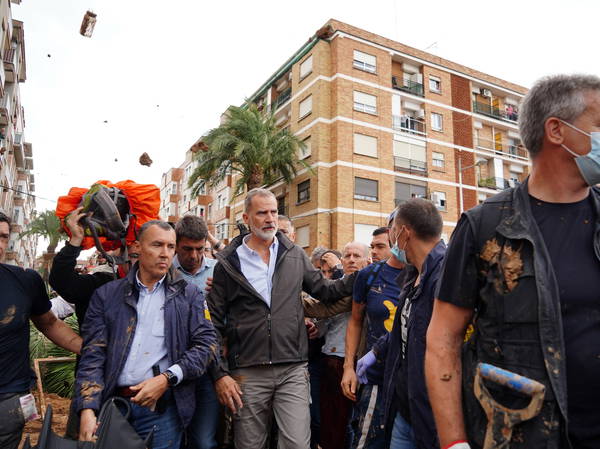 Angry crowds hurl mud and insults at King of Spain as he visits town devastated by floods