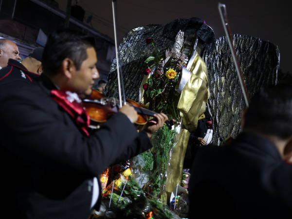 More than 1,000 mariachis belt out classics like 'Cielito Lindo' in a Mexico City plaza