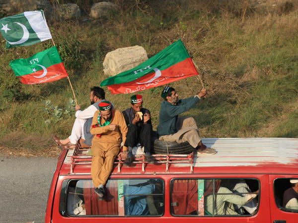 Imran Khan supporters breach lockdown in Pakistani capital, at least 6 people killed in violence