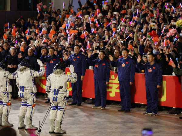 China space station crew returns to Earth after 6 months in space