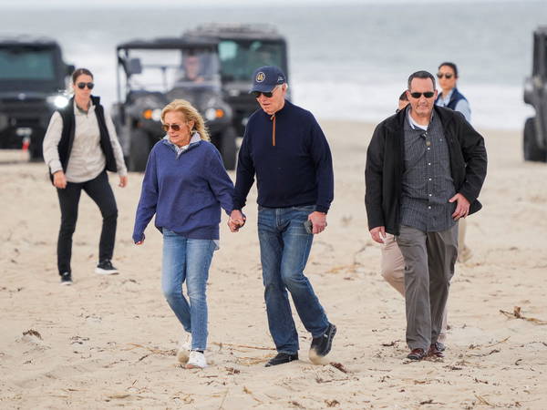 Biden appears to struggle while walking on beach with first lady