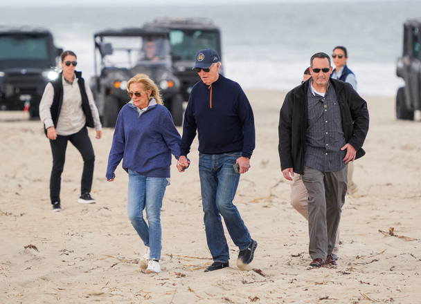 Biden appears to struggle while walking on beach with first lady