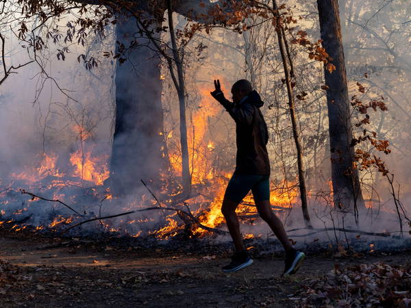 Fire crews on both US coasts battle wildfires, 1 dead; Veterans Day ceremony postponed