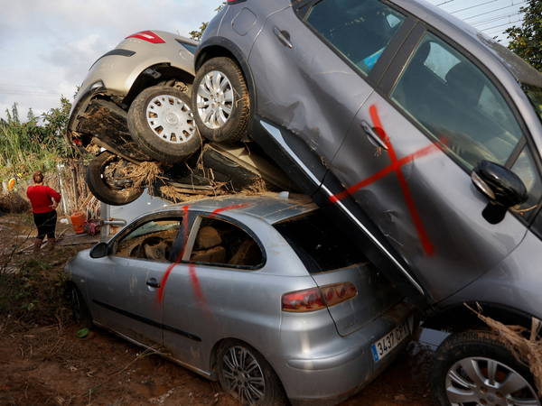 Spanish regional leader admits 'mistakes' in handling deadly floods