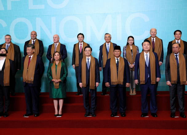 Xi Takes Spotlight in APEC Family Photo With Biden Off to Side