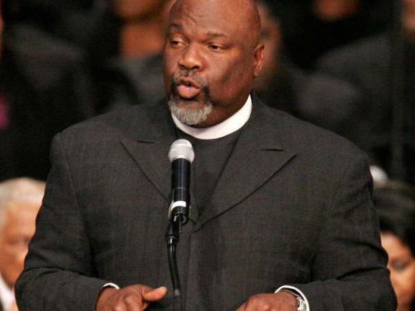 Bishop T.D. Jakes experiences ‘health incident’ during Sunday service