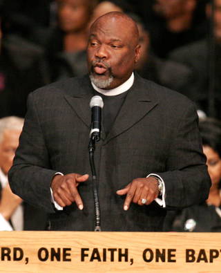 Bishop T.D. Jakes experiences ‘health incident’ during Sunday service