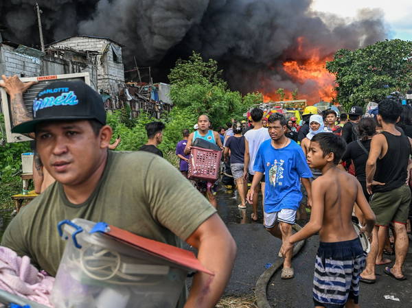 Huge fire breaks out in Isla Puting Bato in Tondo, Manila