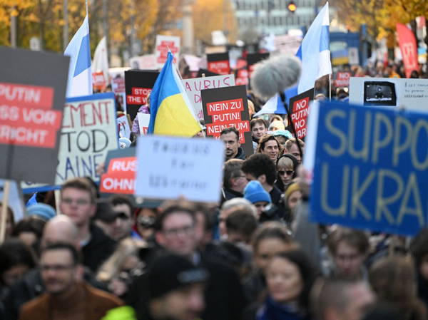 Putin critics lead a march in Berlin calling for democracy in Russia and an end to war in Ukraine