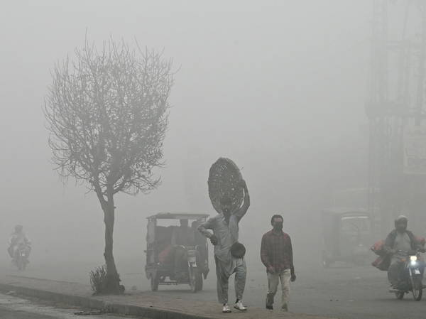 Pakistani province declares health emergency due to smog and locks down two cities