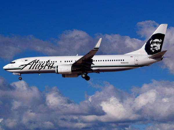 Alaska Airlines flight from Dulles makes emergency landing in Los Angeles