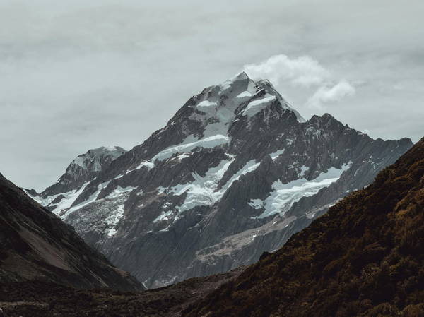 Three Climbers Missing on New Zealand's Highest Peak, Search Delayed by Weather