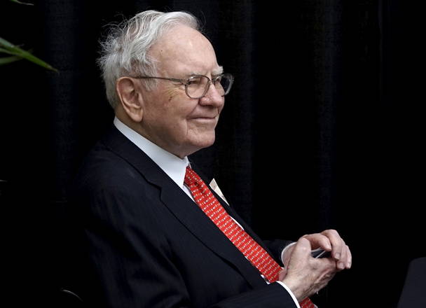 Warren Buffett isn’t endorsing any candidates even as other billionaires back Trump or Harris