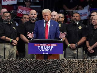 Man arrested near Trump rally had two guns and fake passports