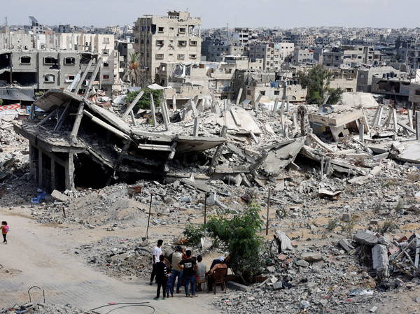 Israeli strikes kill 19 people in Gaza, tanks push north