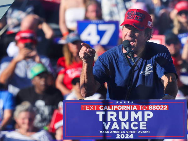 Dennis Quaid Joins Trump in Coachella, Asks Crowd to ‘Pick a Side’ Between TikTok and the Constitution