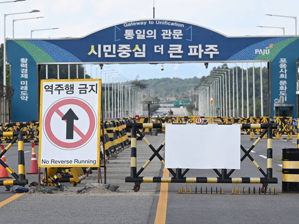 Trash carried by a North Korean balloon again falls on the presidential compound in Seoul