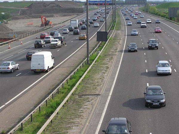 M25 section closed between Surrey and Kent after major lorry fire